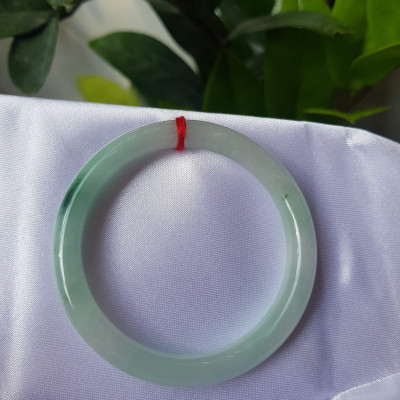 Vòng cẩm thạch tự nhiên A LÝ 51mm x 7,2mm Màu  xanh lý nhẹ tô điểm 1 Vân Xanh Lý Đậm đẹp Nữ Mộc Hỏa Thủy 50kg - 57kg ạ