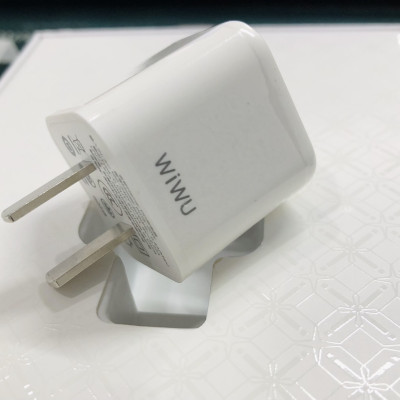 Củ Wiwu Fast Charger P016 cho mọi loại Smart Phone cao cấp trên thị trường có tích hợp sạc nhanh 20W - Hàng chính hãng