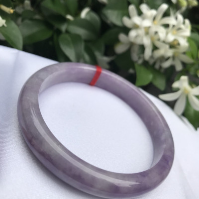 Vòng Cẩm Thạch mới Bản Hẹ Tím Nhẹ Ni 57mm Cao 10mm Dầy 7mm Màu tím nhẹ đều bóng đẹp Nữ mạng hỏa mạng thổ 53kg đến 58kg đeo rất là xinh tay nhe các Chị đẹp ạ