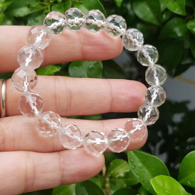 Vòng tay phong thủy nữ đá thạch anh trắng giác tự nhiên Size vòng 10mm Chất liệu đá thạch anh màu trắng tinh khôi giác đẹp ạ 