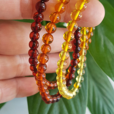 Vòng tay phong thuỷ may mắn nữ đá Hổ Phách tự nhiên quấn tay kiểu 3 vòng Size hạt 5mm 3 màu tam hợp vàng anh - cam - đỏ đậm phối tay kiểu Nữ tất cả các mệnh đeo rất xinh Hổ phách là một viên đá được hình thành qua sự hóa thạch của nhựa cây thông cổ đại