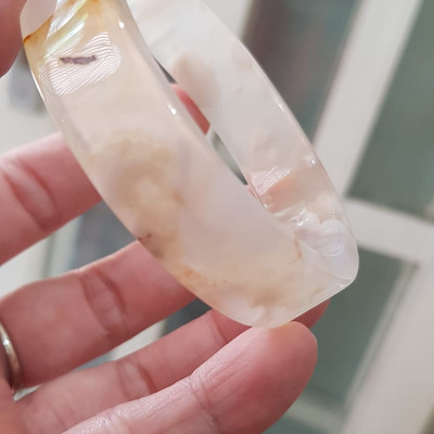 Vòng tay Nữ Mã Não Bản Vuông Bông mới bóng đẹp Ni 54mm x cao 14mm x dầy 6mm Màu Trắng bóng bông vàng nữ mệnh Kim mệnh Thủy 52kg - 55kg đeo đẹp xinh tay lắm ạ