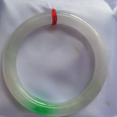 Vòng Cẩm Thạch tự nhiên Tr Lý Ni 52mm Vòng size 52mm x chột 8mm bóng đẹp màu trắng bóng điểm xanh lý tươi đậm đẹp 1 điểm nhấn của vòng xinh xắn lắm Nữ 50kg - 55kg kim mệnh thuỷ đeo hợp ạ