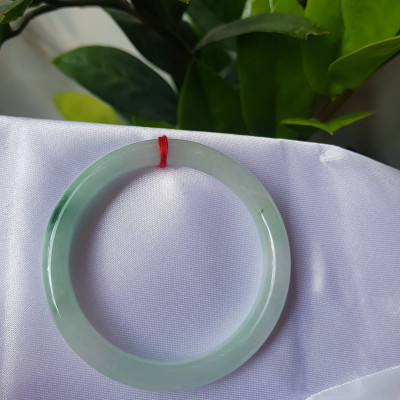 Vòng cẩm thạch tự nhiên A LÝ 51mm x 7,2mm Màu  xanh lý nhẹ tô điểm 1 Vân Xanh Lý Đậm đẹp Nữ Mộc Hỏa Thủy 50kg - 57kg ạ