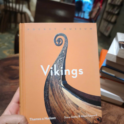 Sách - Pocket Museum: Vikings by Steve Ashby  - History /Nonfiction in English