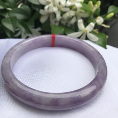 Vòng Cẩm Thạch mới Bản Hẹ Tím Nhẹ Ni 57mm Cao 10mm Dầy 7mm Màu tím nhẹ đều bóng đẹp Nữ mạng hỏa mạng thổ 53kg đến 58kg đeo rất là xinh tay nhe các Chị đẹp ạ