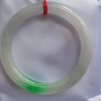 Vòng Cẩm Thạch tự nhiên Tr Lý Ni 52mm Vòng size 52mm x chột 8mm bóng đẹp màu trắng bóng điểm xanh lý tươi đậm đẹp 1 điểm nhấn của vòng xinh xắn lắm Nữ 50kg - 55kg kim mệnh thuỷ đeo hợp ạ