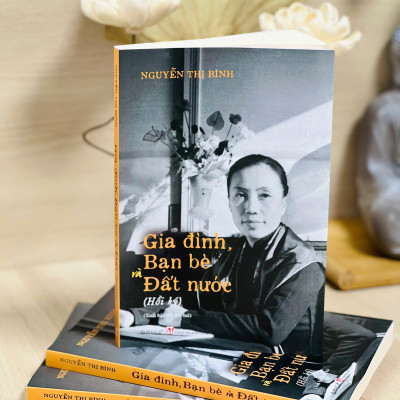 Combo Hồi Ký Nguyễn Thị Bình - Gia Đình, Bạn Bè Và Đất Nước (Bìa Mềm) + Bông Sen Vàng - Thời Niên Thiếu Của Chủ Tịch Hồ Chí Minh Dưới Ngòi Bút Sơn Tùng + Điệp Viên Hoàn Hảo X6 - Phạm Xuân Ẩn (First News)