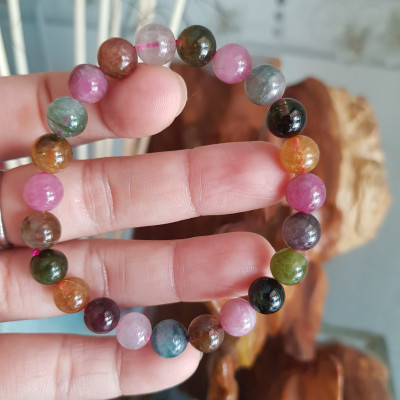 Vòng tay phong thủy đá tourmaline tự nhiên  size vòng 8ly bóng mượt đẹp  Nữ đeo vòng tay đá tourmaline màu tươi trẻ bóng mượt đem đến sự may mắn, vui tươi, thịnh vượng tài lộc ạ