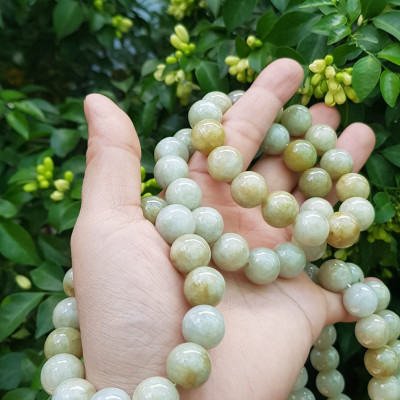  Vòng tay chuỗi nam nữ đá cẩm thạch tự nhiên trắng vàng bóng ngời Vòng size hạt 13mm Màu trắng vàng đất nhẹ bóng mượt thiệt đẹp ạ