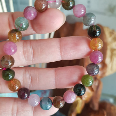Vòng tay phong thủy đá tourmaline tự nhiên  size vòng 8ly bóng mượt đẹp  Nữ đeo vòng tay đá tourmaline màu tươi trẻ bóng mượt đem đến sự may mắn, vui tươi, thịnh vượng tài lộc ạ