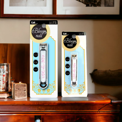 Bấm Móng Tay Inox Hoa Văn Cỡ Lớn Kai Razor 01069-HC3604 (Màu Trắng)