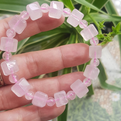 Vòng tay nữ kiểu đá thạch anh hồng tự nhiên hạt vuông tròn đan xen rất là đẹp Size hạt vuông 9mm phối bi nhỏ 6mm màu hồng tươi nhẹ nhàng nữ mệnh hỏa mệnh thổ đeo có 499k ạ