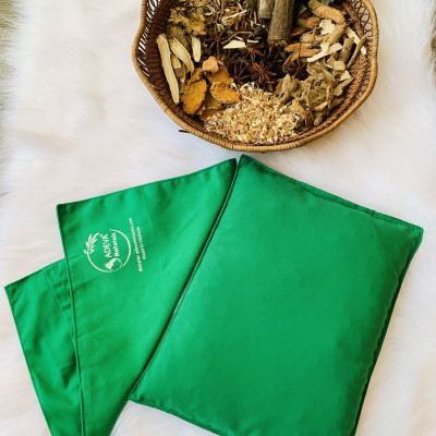 Gối chườm nóng lạnh thảo dược đa năng Adeva Noni - 100 lần chườm, 500gr dược liệu với sự kết hợp của 15 loại thảo mộc quý hiếm tự nhiên. Sử dụng lò vi sóng và ngăn đông tủ lạnh