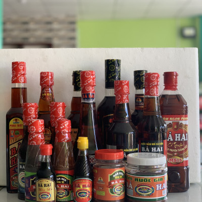 Lốc Chai Tròn Nhựa Tiết Kiệm Nước Mắm Cá Cơm Loại 1 Bà Hai ( 8 chai x 500ml )