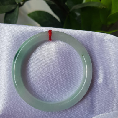 Vòng cẩm thạch tự nhiên A LÝ 51mm x 7,2mm Màu  xanh lý nhẹ tô điểm 1 Vân Xanh Lý Đậm đẹp Nữ Mộc Hỏa Thủy 50kg - 57kg ạ