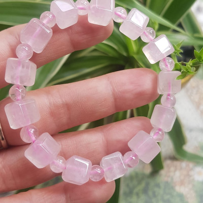 Vòng tay nữ kiểu đá thạch anh hồng tự nhiên hạt vuông tròn đan xen rất là đẹp Size hạt vuông 9mm phối bi nhỏ 6mm màu hồng tươi nhẹ nhàng nữ mệnh hỏa mệnh thổ đeo có 499k ạ