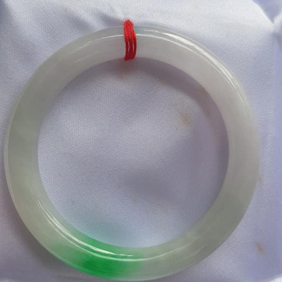 Vòng Cẩm Thạch tự nhiên Tr Lý Ni 52mm Vòng size 52mm x chột 8mm bóng đẹp màu trắng bóng điểm xanh lý tươi đậm đẹp 1 điểm nhấn của vòng xinh xắn lắm Nữ 50kg - 55kg kim mệnh thuỷ đeo hợp ạ