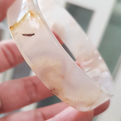 Vòng tay Nữ Mã Não Bản Vuông Bông mới bóng đẹp Ni 54mm x cao 14mm x dầy 6mm Màu Trắng bóng bông vàng nữ mệnh Kim mệnh Thủy 52kg - 55kg đeo đẹp xinh tay lắm ạ