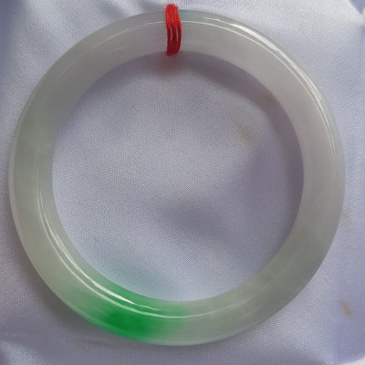 Vòng Cẩm Thạch tự nhiên Tr Lý Ni 52mm Vòng size 52mm x chột 8mm bóng đẹp màu trắng bóng điểm xanh lý tươi đậm đẹp 1 điểm nhấn của vòng xinh xắn lắm Nữ 50kg - 55kg kim mệnh thuỷ đeo hợp ạ