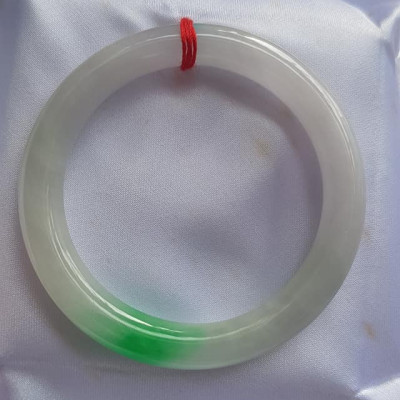 Vòng Cẩm Thạch tự nhiên Tr Lý Ni 52mm Vòng size 52mm x chột 8mm bóng đẹp màu trắng bóng điểm xanh lý tươi đậm đẹp 1 điểm nhấn của vòng xinh xắn lắm Nữ 50kg - 55kg kim mệnh thuỷ đeo hợp ạ